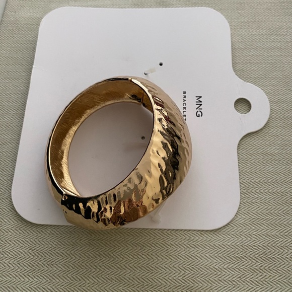 Mango cuff bracelet, gold. - Picture 1 of 5